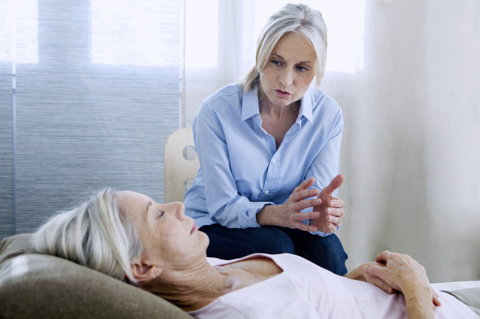 omaha-hypnosis woman undergoing hypnosis session